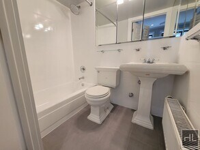 E 13TH ST., Unit 3H in New York, NY - Foto de edificio - Building Photo