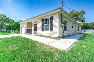 1530 1st Ave N in Texas City, TX - Building Photo - Building Photo