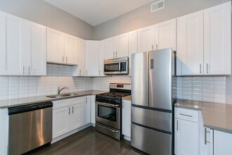 42 E Chicago Ave in Chicago, IL - Building Photo - Building Photo