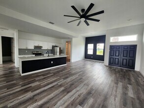 905 NW 1st St in Cape Coral, FL - Foto de edificio - Building Photo