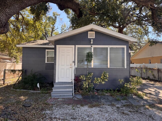 property at 2512 W Rio Vista Ave