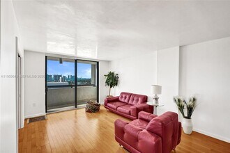 1775 Washington Ave, Unit PH4 in Miami Beach, FL - Building Photo - Building Photo