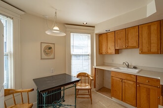 585 W Ferry St in Buffalo, NY - Foto de edificio - Interior Photo