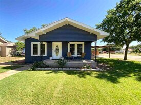 311 W Alameda St in Iowa Park, TX - Building Photo