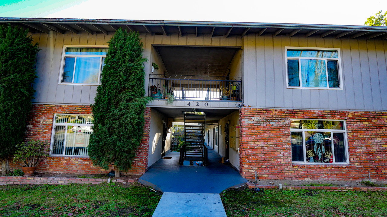 Wisteria Apartments in Sierra Madre, CA - Building Photo