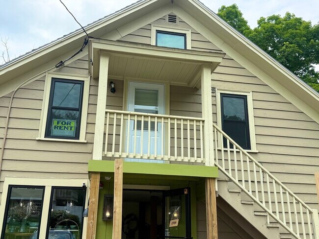 5 Snell St in Sturbridge, MA - Building Photo - Building Photo