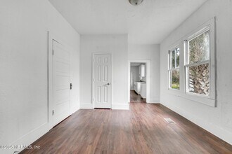 2106 Moncrief Rd in Jacksonville, FL - Building Photo - Building Photo