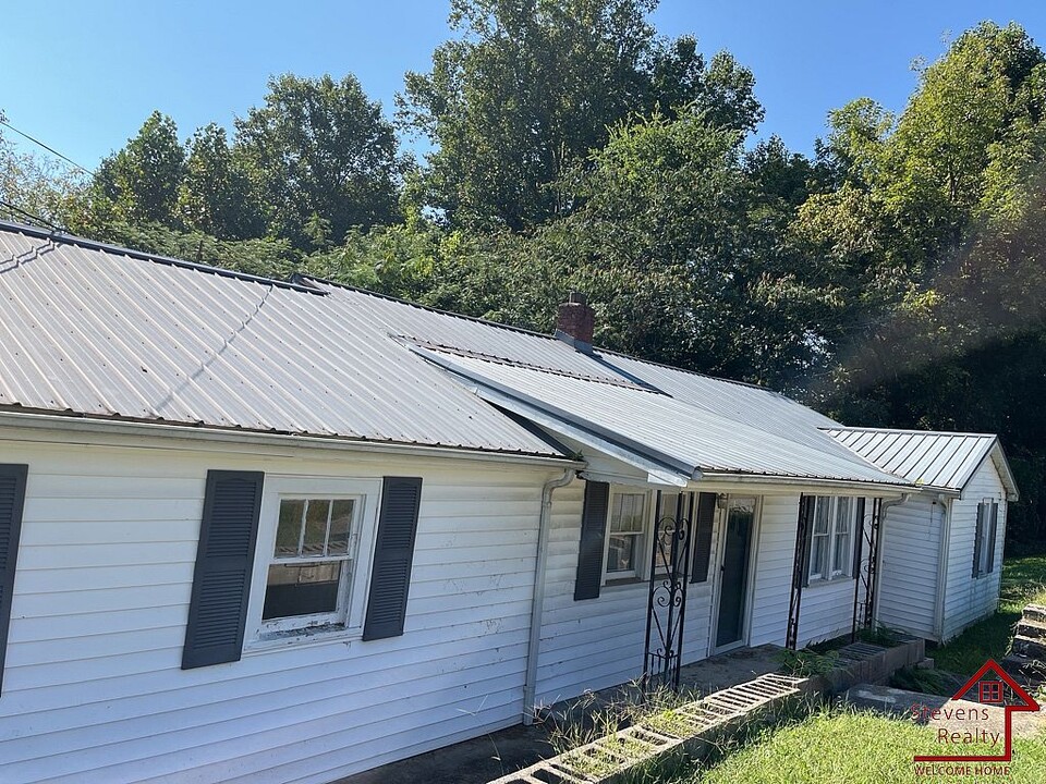 114 Knowles St in Sparta, TN - Building Photo