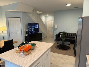 887 NE 211th St in North Miami Beach, FL - Building Photo - Building Photo