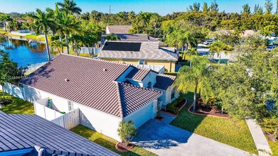 2438 NW 184th Terrace in Pembroke Pines, FL - Building Photo - Building Photo