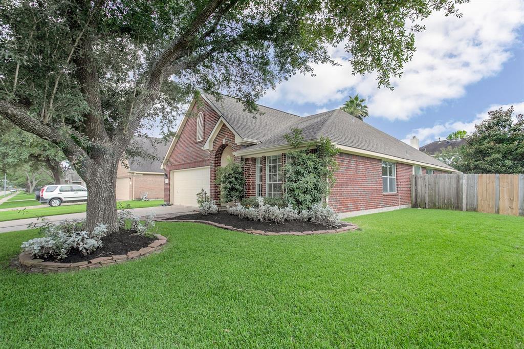 1828 Barretts Glen Dr in Pearland, TX - Building Photo