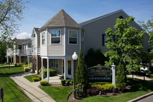 Fairfield Renaissance in Bay Shore, NY - Foto de edificio