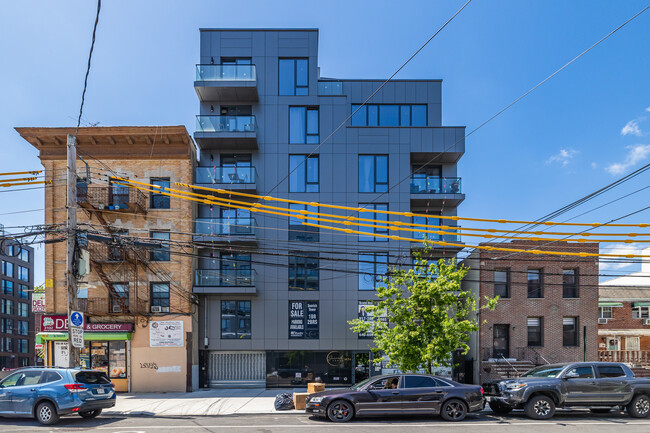 Sunrich Tower in Astoria, NY - Foto de edificio - Building Photo