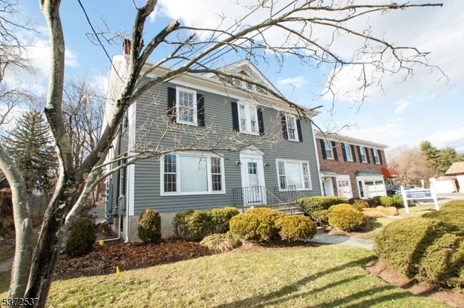 21 E Main St in Clinton, NJ - Building Photo - Building Photo