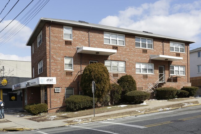 100 Broad in Palisades Park, NJ - Foto de edificio - Building Photo