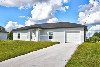 2502 30th St SW in Lehigh Acres, FL - Foto de edificio - Building Photo