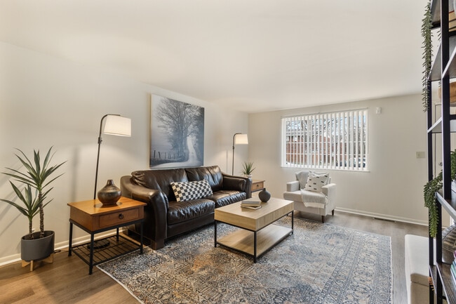 Shadeland Terrace Townhomes w/Full Basements in Indianapolis, IN - Building Photo - Building Photo