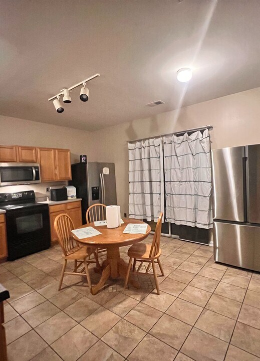 6040 Quiet Cove Ct in Charlotte, NC - Building Photo