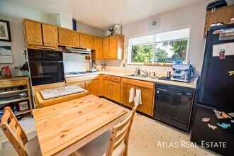 681 S Holly St in Denver, CO - Building Photo - Building Photo