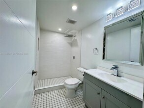 6175 NW 186th St in Hialeah, FL - Foto de edificio - Building Photo