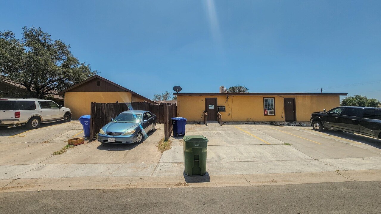 301 Soria Dr in Laredo, TX - Building Photo