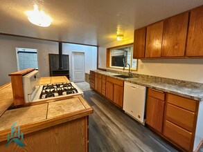 5613 Nashville Rd in Eddyville, OR - Building Photo - Building Photo