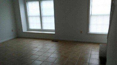 6 Morningstar Dr in Hedgesville, WV - Foto de edificio - Building Photo