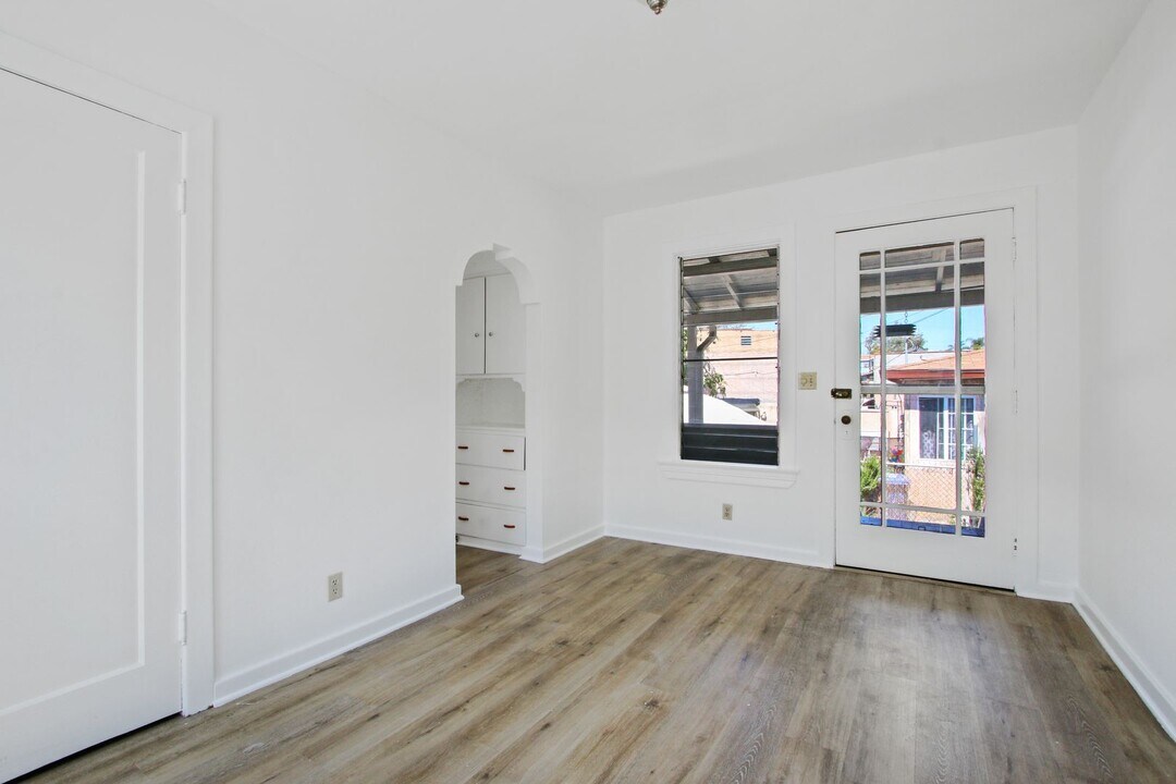 3034 Fairmount St in Los Angeles, CA - Building Photo