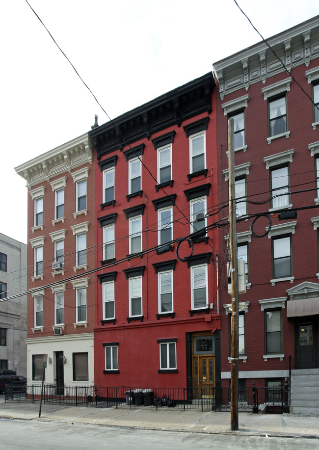 402 Grand St in Hoboken, NJ - Building Photo - Building Photo