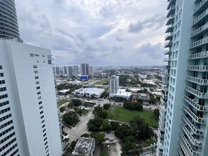 1800 N Bayshore Dr, Unit 1800 Club Condo Unit 3610 in Miami, FL - Building Photo - Building Photo