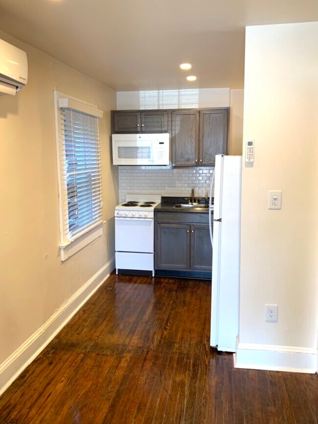 4 W Cork St-Unit -1 in Winchester, VA - Building Photo - Building Photo