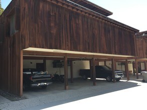 Town Horse Apartments in Glendale, CA - Foto de edificio - Building Photo
