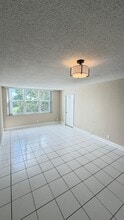 9461 Evergreen Pl in Davie, FL - Building Photo - Building Photo