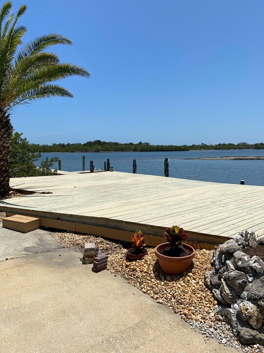 River View Landings in Edgewater, FL - Foto de edificio