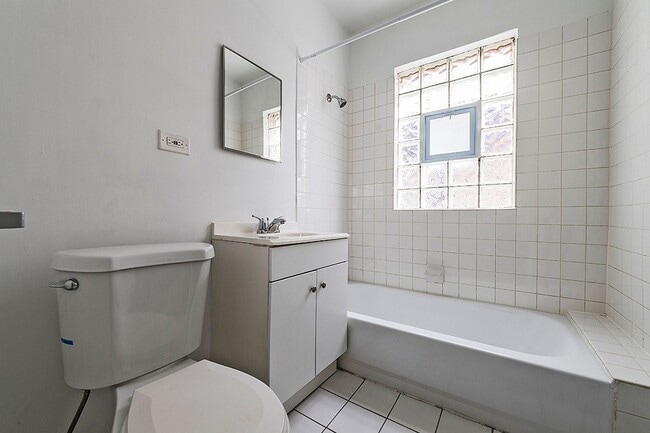 12000 S Eggleston Ave 437-39 W 120th Chicago, IL 60628 in Chicago, IL - Foto de edificio - Building Photo