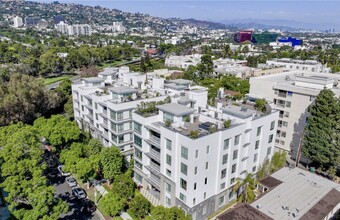 460 N Palm Dr, Unit 203 in Beverly Hills, CA - Building Photo - Building Photo