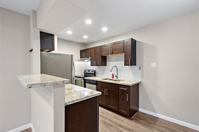 2750 Holly Hall St in Houston, TX - Building Photo - Building Photo