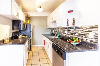 Whitman Villa Townhomes in Hayward, CA - Foto de edificio - Building Photo