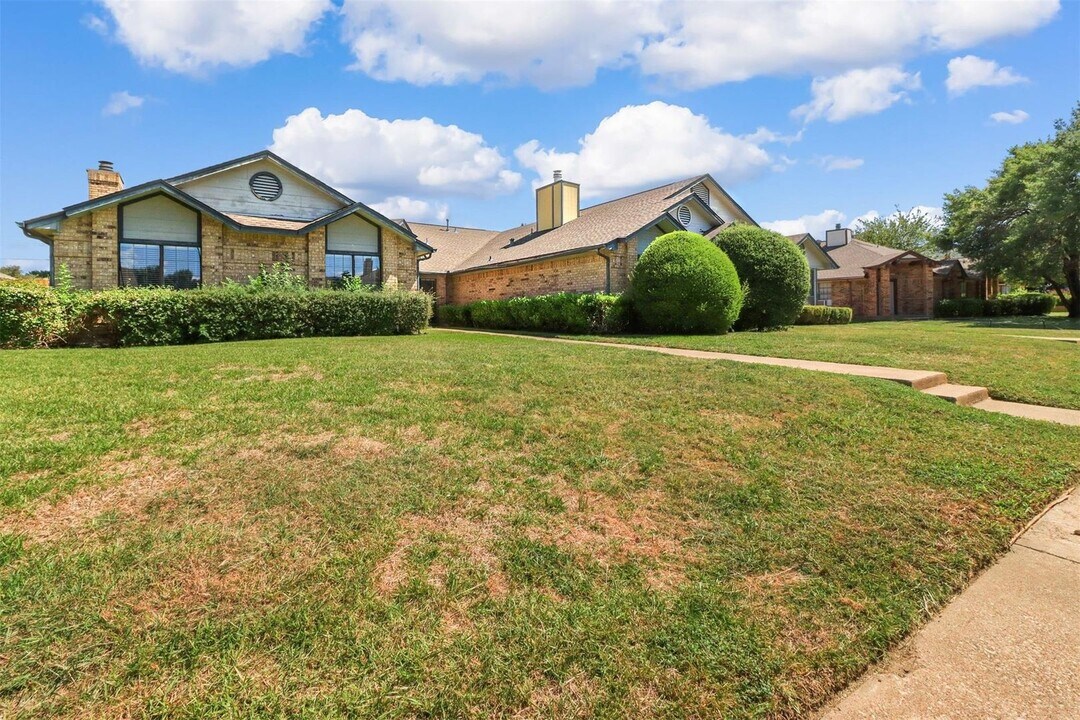 4047 St Christopher Ln in Dallas, TX - Building Photo