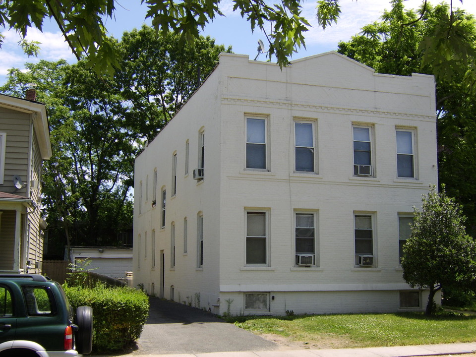 107 N Forest Ave in Rockville Centre, NY - Building Photo