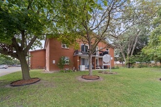Empress Court Apartments in Windsor, ON - Building Photo - Building Photo