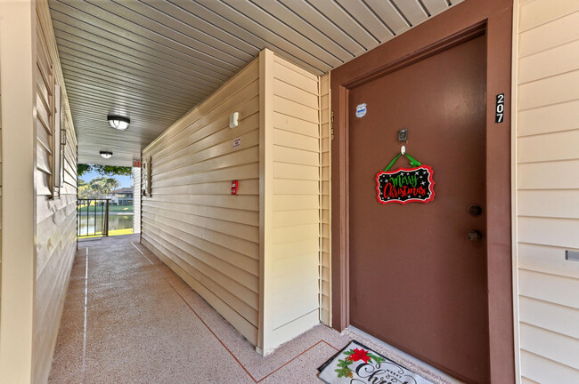 15500 Lakes of Delray Blvd in Delray Beach, FL - Foto de edificio - Building Photo