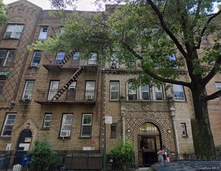 92-02-92-37 37th Ave in Queens, NY - Building Photo