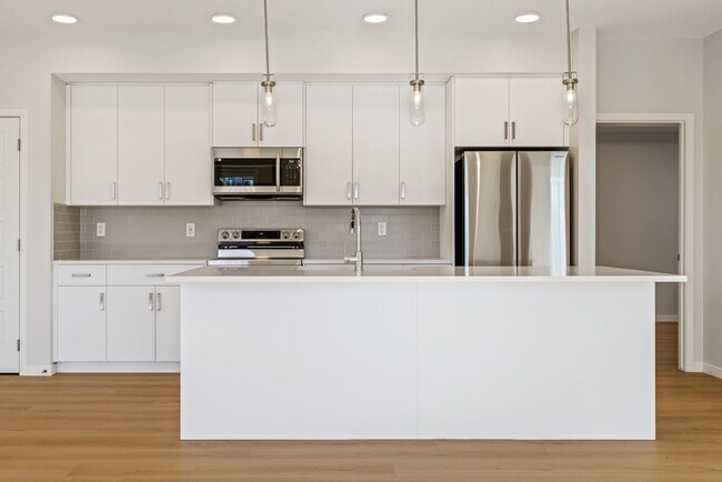 550 Belmont St SW in De Winton, AB - Building Photo - Building Photo