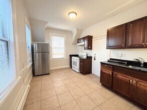 92 Main St, Unit 1 in Malden, MA - Foto de edificio - Building Photo