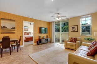 610 Clematis St, Unit 217 in West Palm Beach, FL - Building Photo