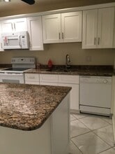 9125 W Highland Pines Dr, Unit 9119 DUPLEX APT in Palm Beach Gardens, FL - Foto de edificio - Building Photo