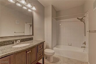 1621 Queen Victoria St, Unit 203 in Las Vegas, NV - Foto de edificio - Building Photo