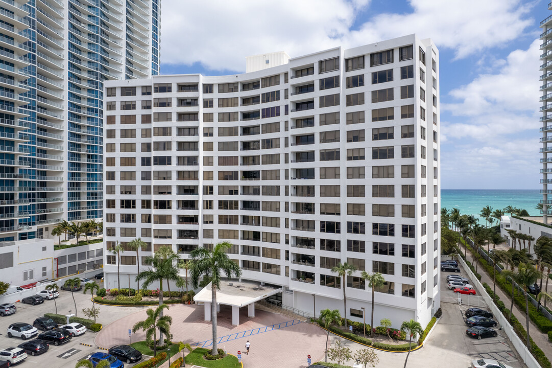 The Alexander Tower in Hollywood, FL - Building Photo