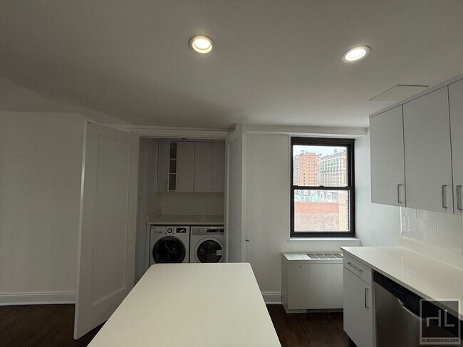 E 16 ST in New York, NY - Building Photo - Building Photo